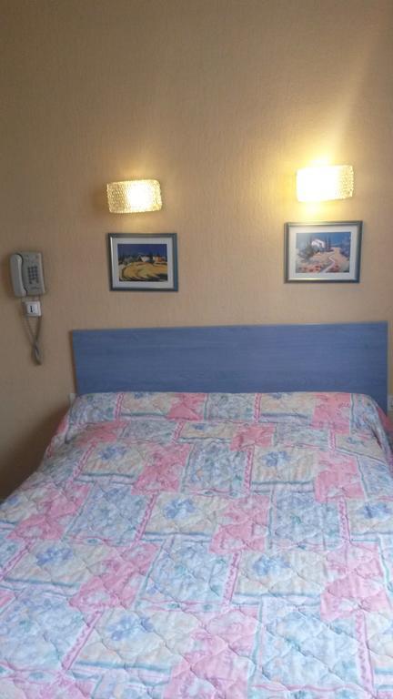 Central Hotel Saint-Priest  Pokoj fotografie